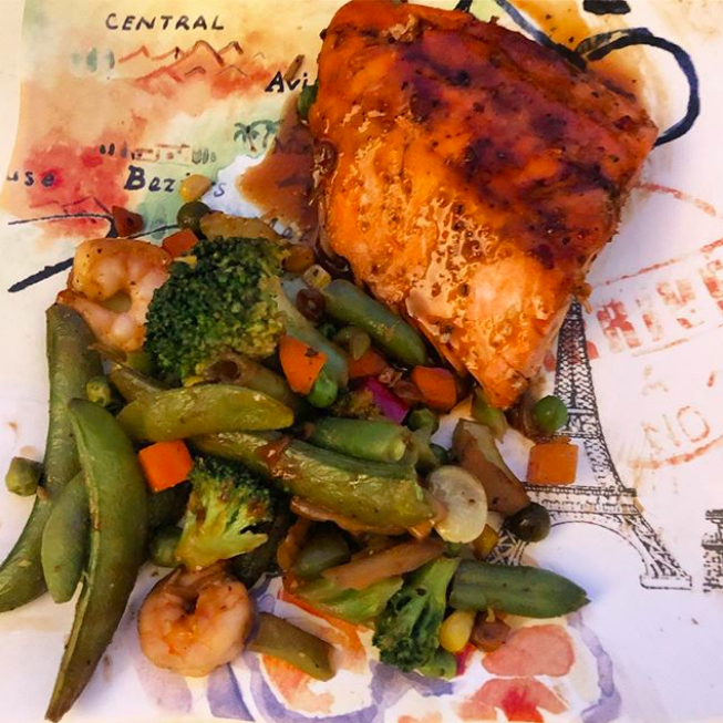 Spicy thai peanut salmon & veggies